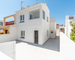 Vista exterior de Casa adosada en venda en Torrevieja amb Terrassa i Balcó