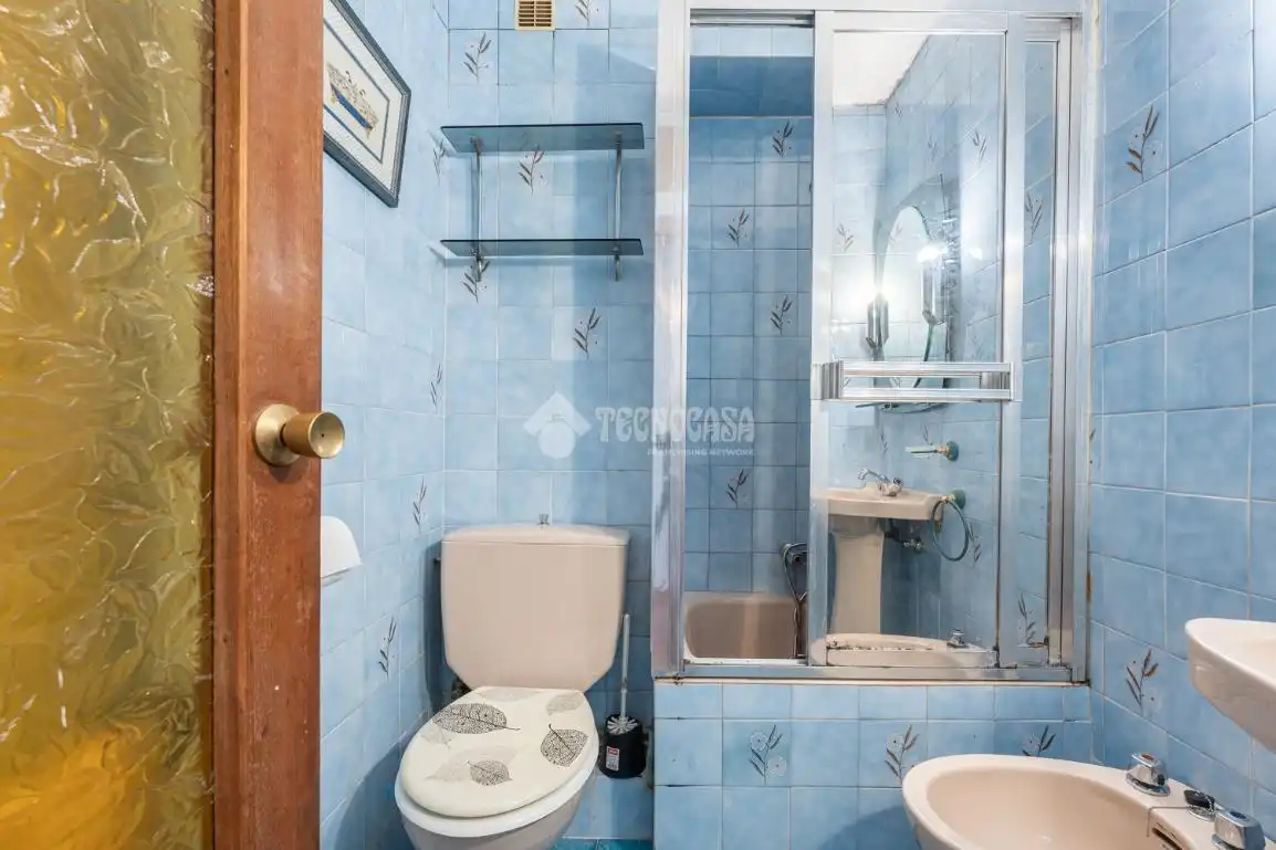 Bathroom of Flat for sale in Madrid