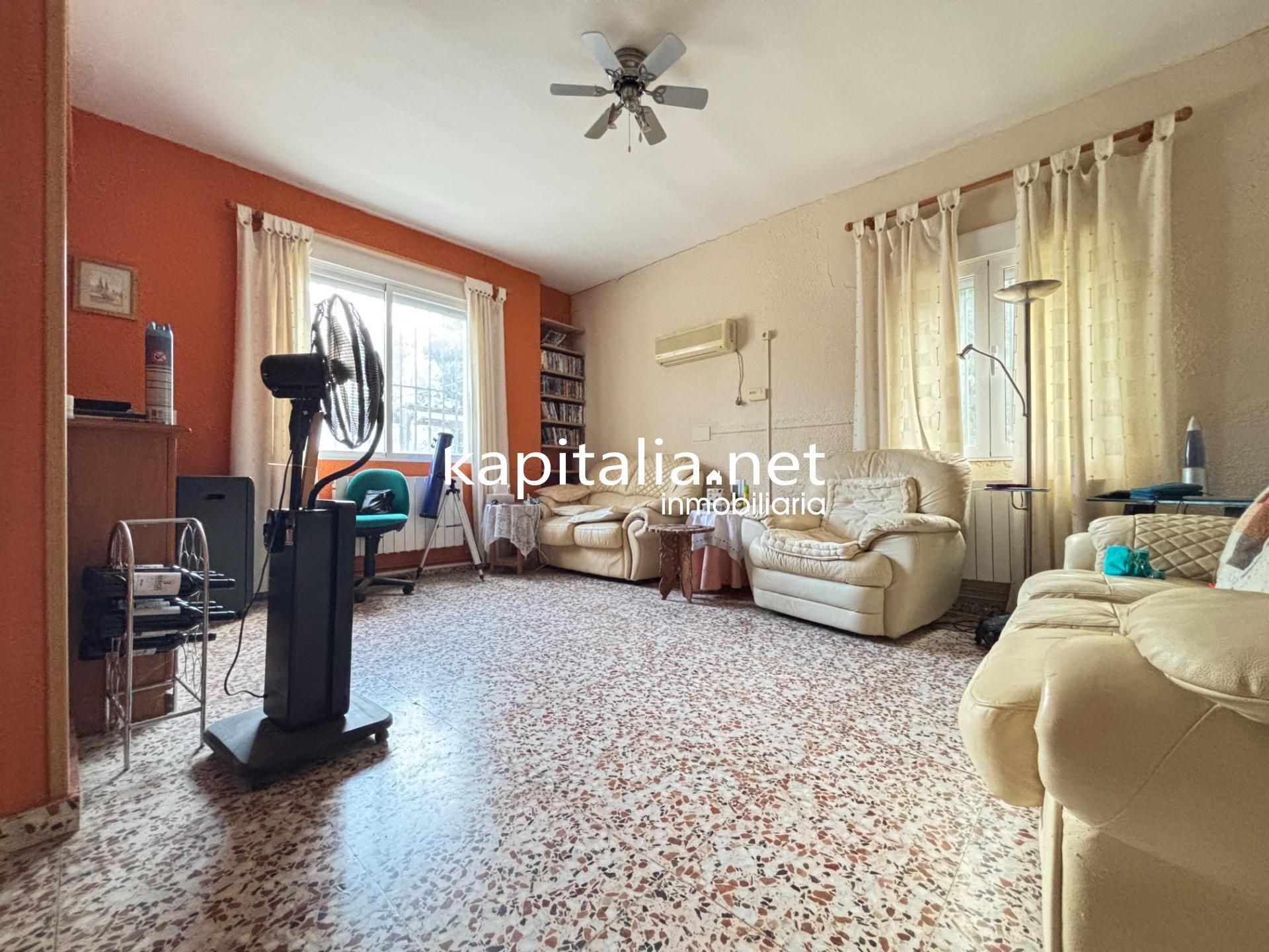 Sala d'estar de Casa o xalet en venda en Benimarfull amb Aire condicionat, Jardí privat i Terrassa