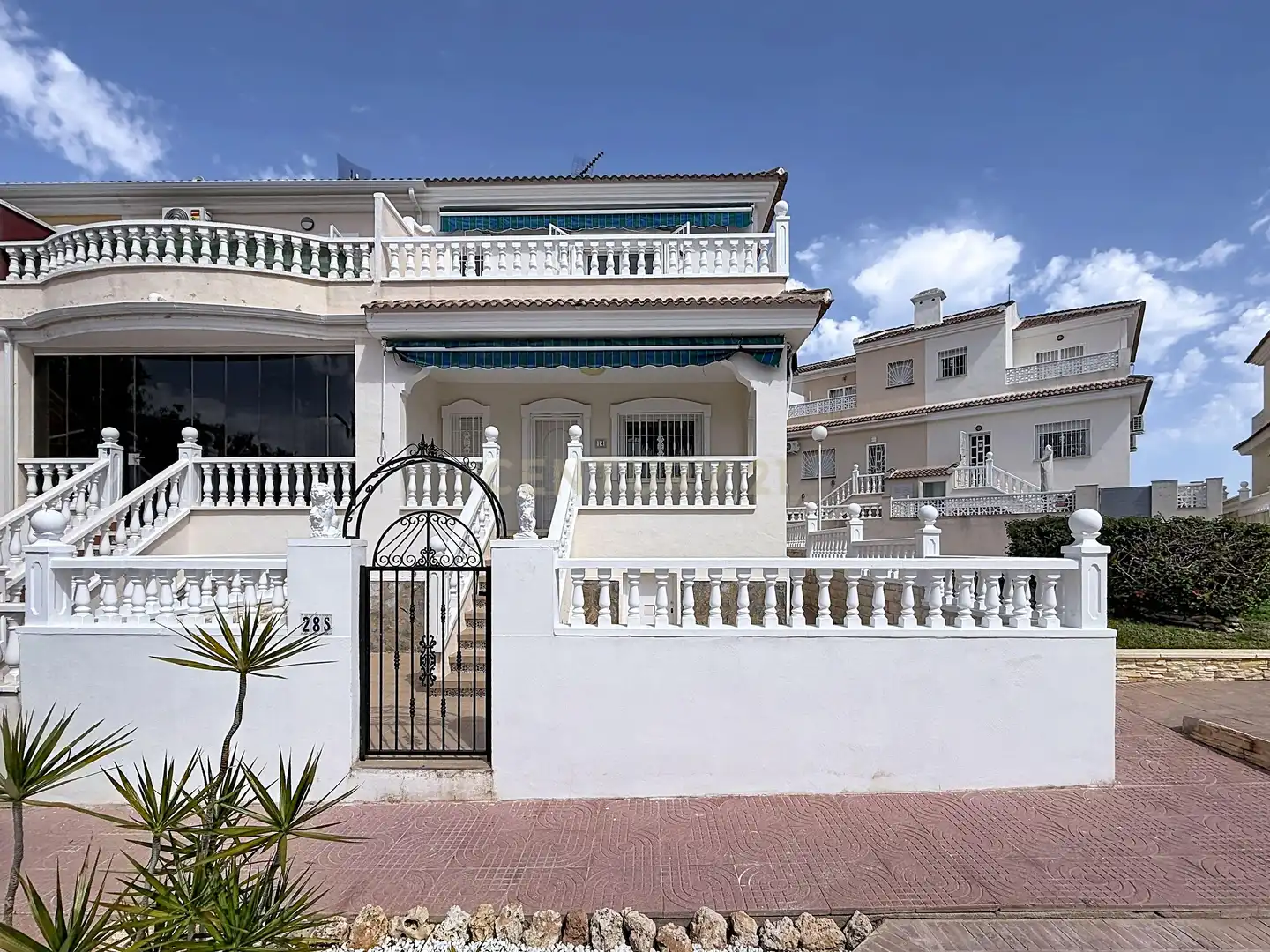 Vista exterior de Casa adosada en venda en Benijófar amb Aire condicionat i Piscina comunitària