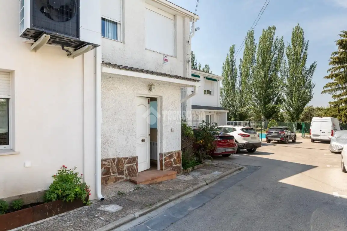 Vista exterior de Casa adosada en venta en Hoyo de Manzanares con Aire acondicionado, Calefacción y Jardín privado
