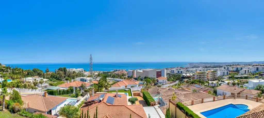 Vista exterior de Ático en venta en Benalmádena con Aire acondicionado, Terraza y Amueblado