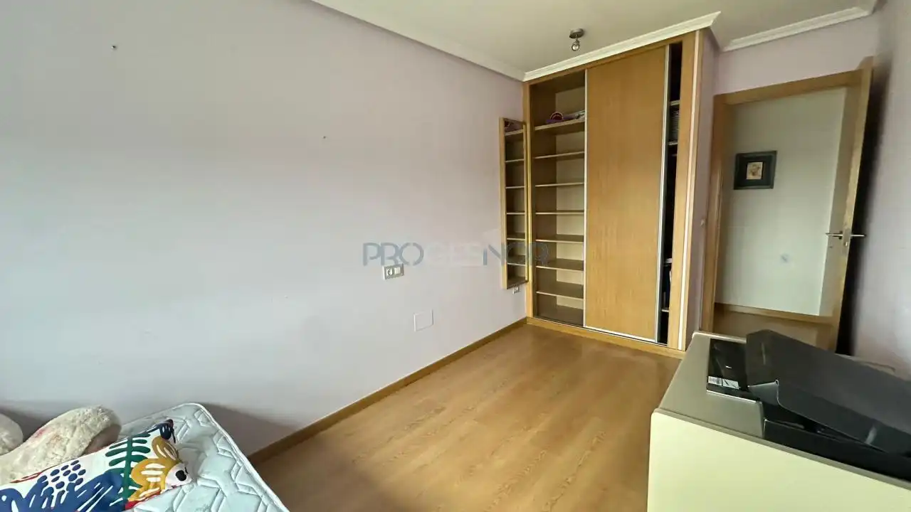 Dormitori de Pis en venda en León Capital  amb Calefacció, Parquet i Traster