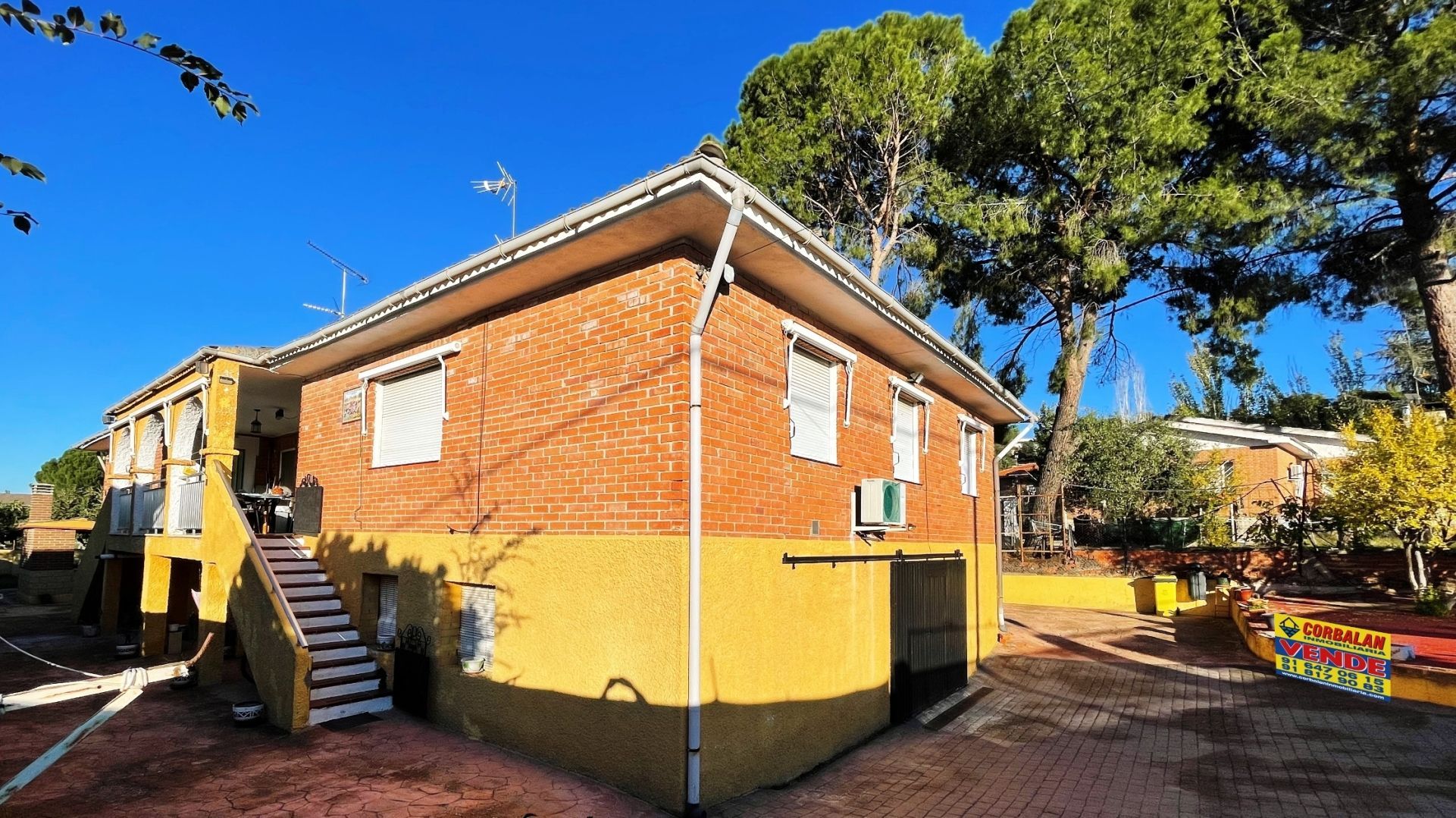Vista exterior de Casa o xalet en venda en Santa Cruz del Retamar amb Aire condicionat, Calefacció i Jardí privat