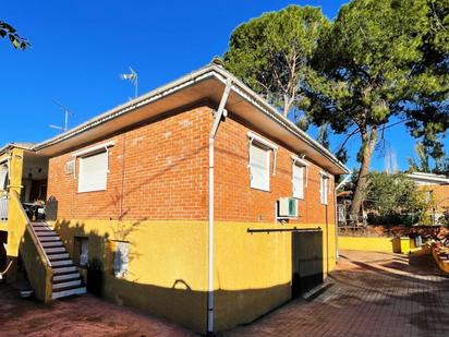 Vista exterior de Casa o xalet en venda en Santa Cruz del Retamar amb Aire condicionat i Terrassa