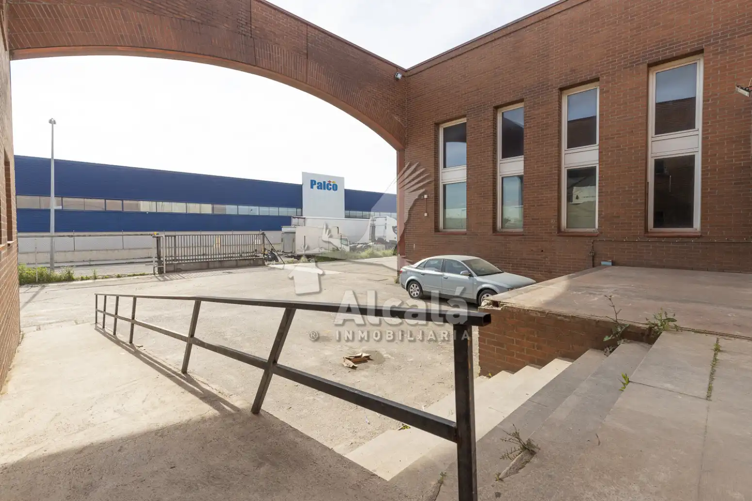 Vista exterior de Nave industrial en venta en Alcalá de Henares