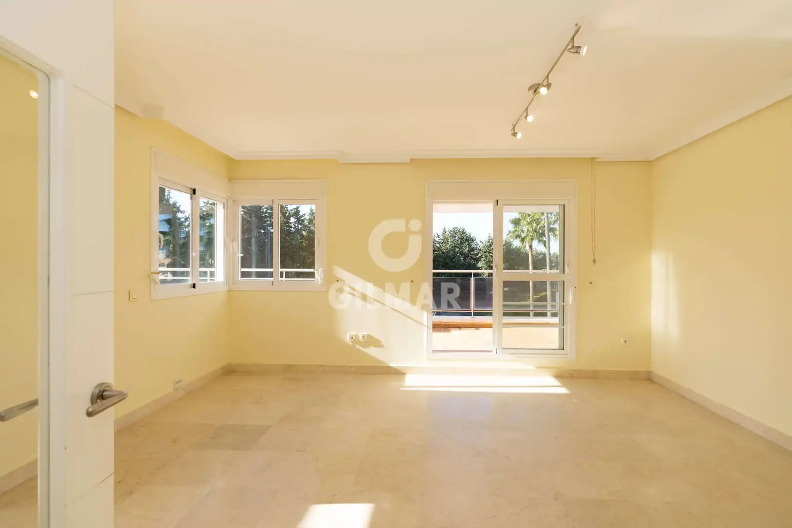 Vista exterior de Dúplex en venta en Estepona con Calefacción, Jardín privado y Piscina
