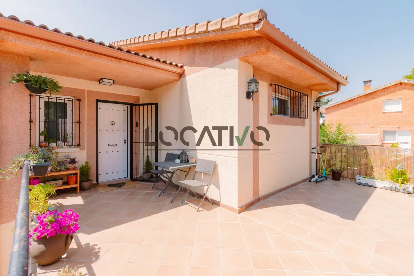Vista exterior de Casa o xalet en venda en Navas del Rey amb Aire condicionat, Calefacció i Jardí privat
