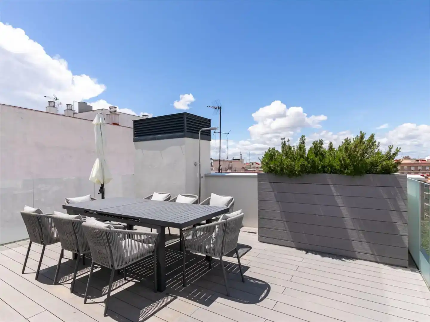 Terrassa de Apartament de lloguer en  Madrid Capital amb Aire condicionat i Piscina