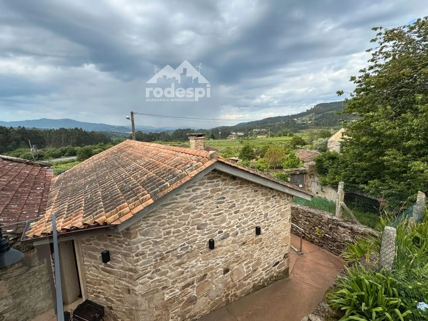 Vista exterior de Casa o xalet en venda en Arbo amb Terrassa, Traster i Piscina