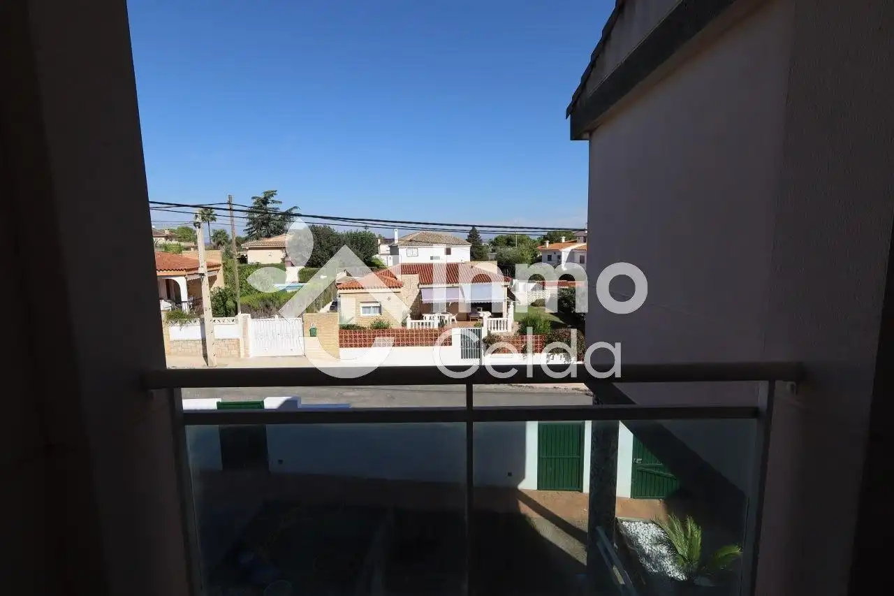 Vista exterior de Casa adosada en venta en Chiva con Aire acondicionado, Calefacción y Terraza