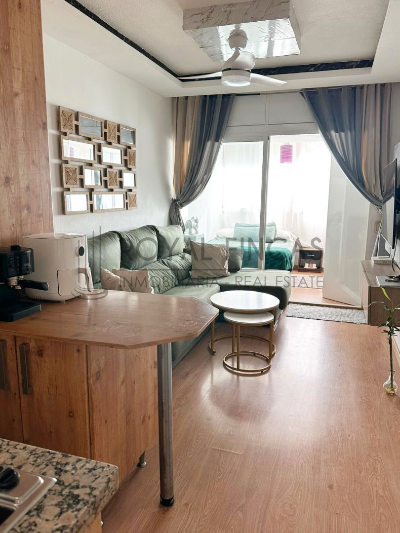 Sala d'estar de Estudi en venda en Torremolinos amb Terrassa, Moblat i Piscina comunitària