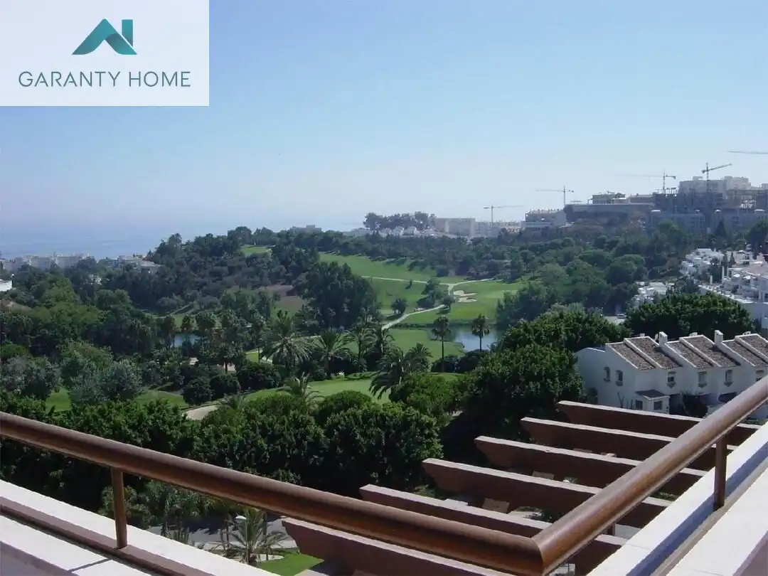 Vista exterior de Ático de alquiler en Benalmádena con Aire acondicionado, Jardín privado y Terraza