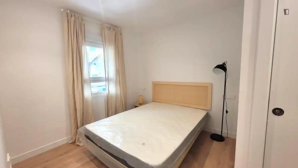 Dormitori de Apartament de lloguer en  Madrid Capital amb Aire condicionat, Moblat i Forn