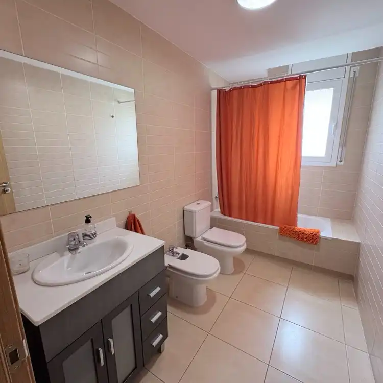 Bany de Apartament en venda en Mont-roig del Camp amb Aire condicionat, Moblat i Piscina comunitària
