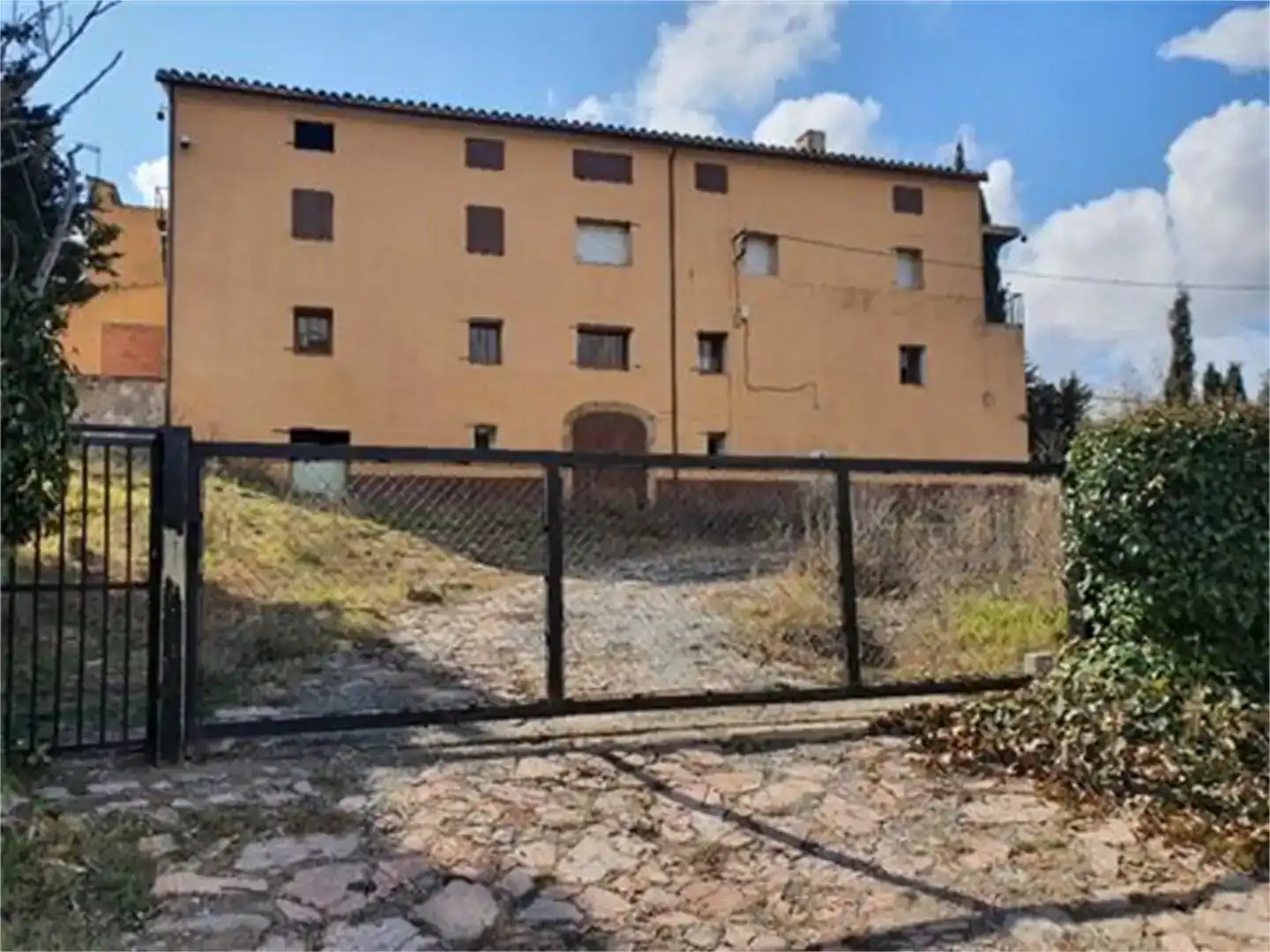 Vista exterior de Pis en venda en Manresa amb Jardí privat, Traster i Alarma