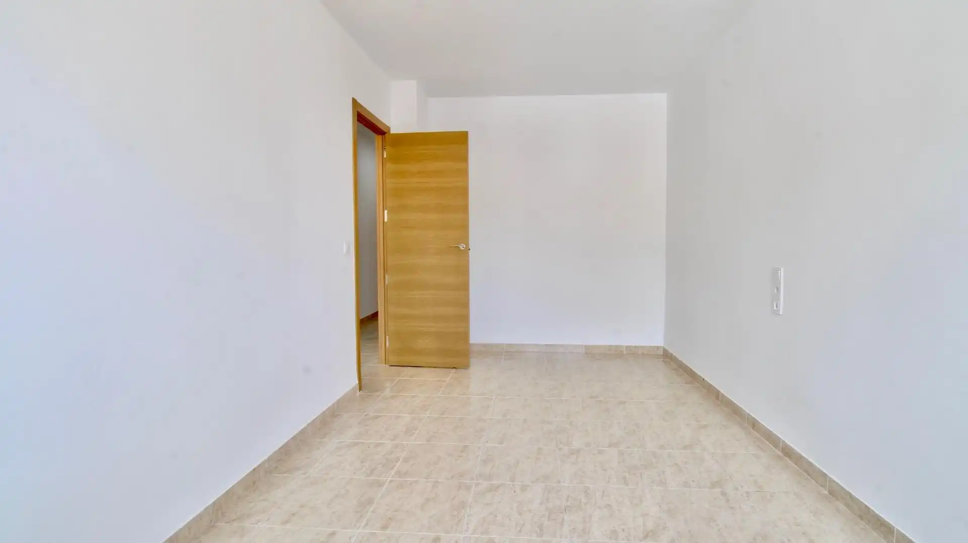 Habitación de Piso en venta en Roquetas de Mar con Jardín privado, Terraza y Piscina comunitaria