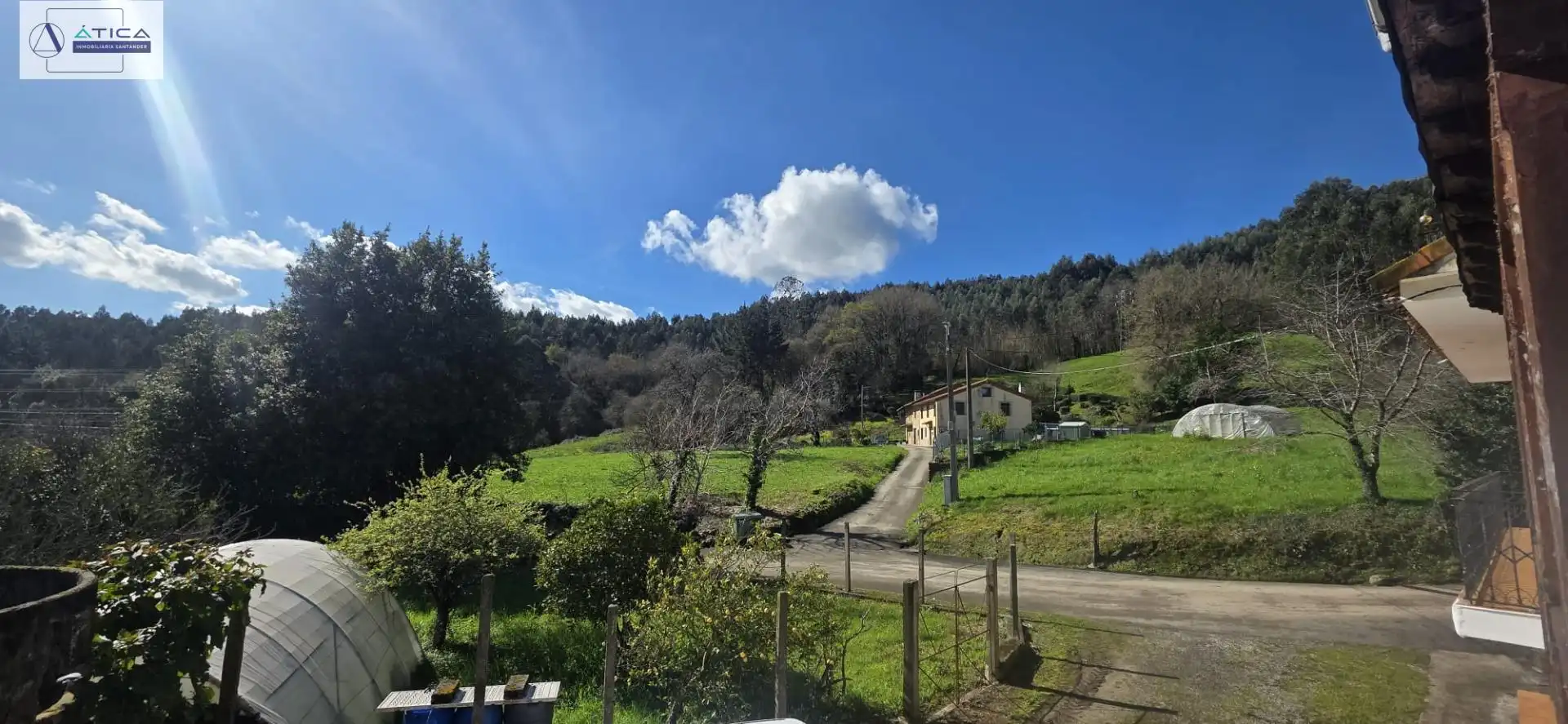 Vista exterior de Casa adosada en venda en Bárcena de Cicero amb Jardí privat, Moblat i Balcó