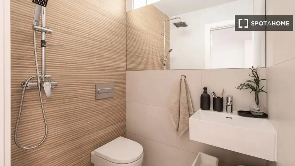 Badezimmer von Wohnung zur Miete in Madrid mit Klimaanlage, Heizung und Möbliert