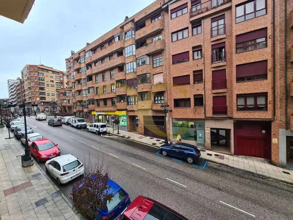 Vista exterior de Pis en venda en Oviedo  amb Calefacció i Jardí privat