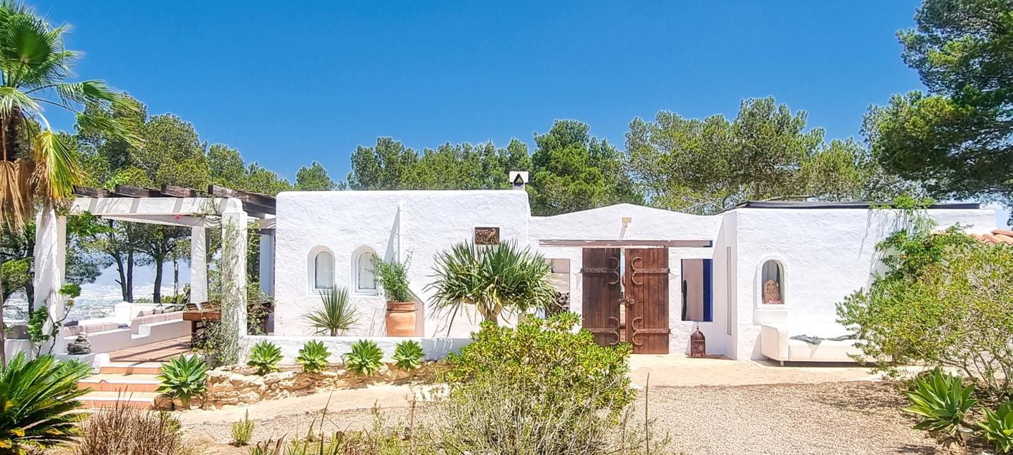 Vista exterior de Casa o xalet en venda en Sant Josep de sa Talaia amb Aire condicionat, Jardí privat i Terrassa