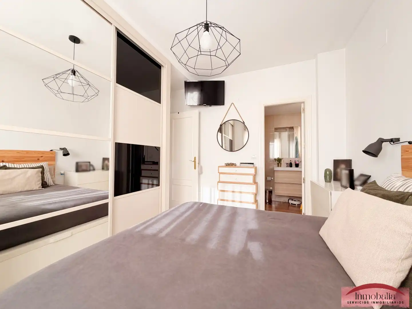 Habitación de Piso en venta en Sevilla con Aire acondicionado, Terraza y Trastero