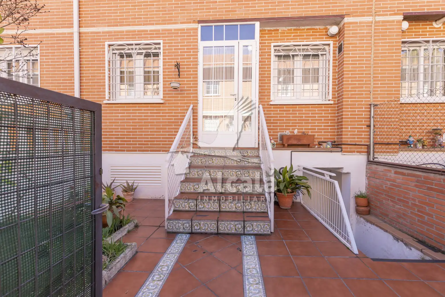 Außenansicht von Einfamilien-Reihenhaus zum Verkauf in Alcalá de Henares mit Heizung, Parkett und Schwimmbad