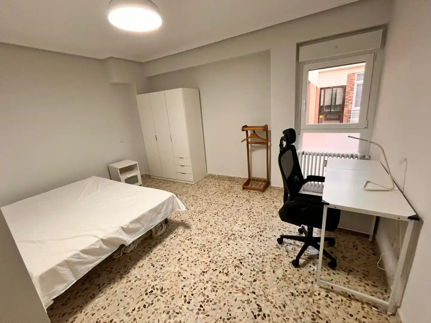 Dormitori de Pis de lloguer en Zaragoza amb Aire condicionat, Calefacció i Moblat