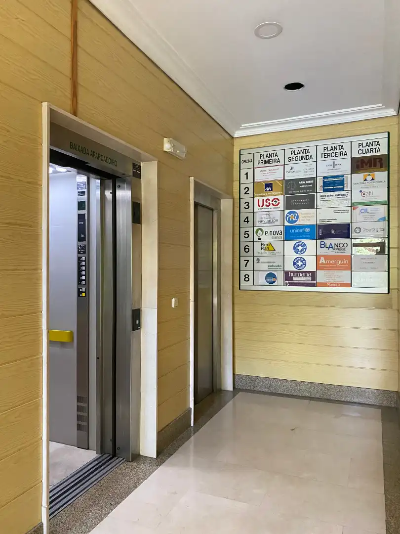 Oficina amb terrassa en venda a Rúa das Galeras, imagen 18