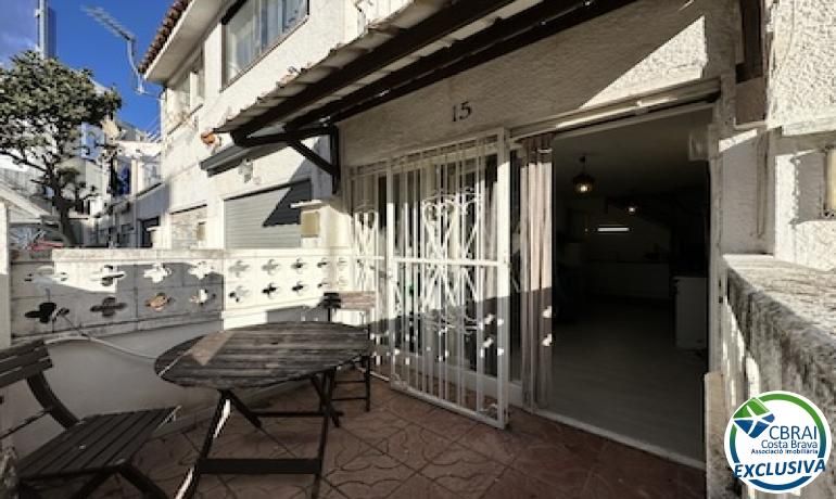 Vista exterior de Casa o xalet en venda en Empuriabrava amb Moblat