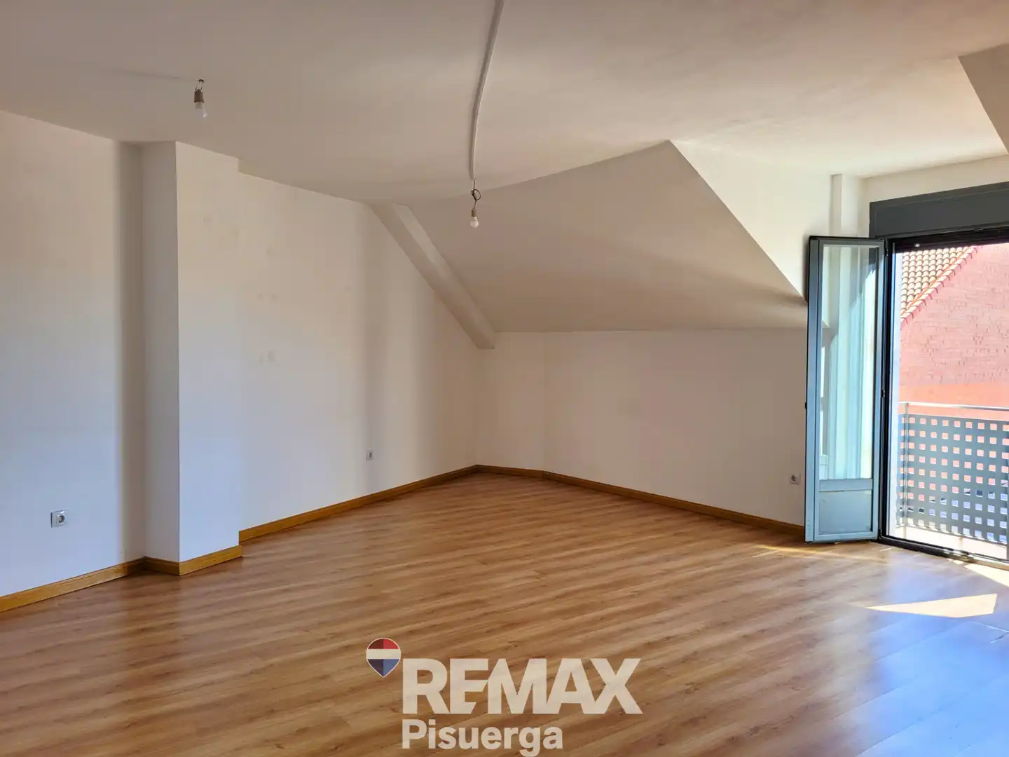 Wohnung zum Verkauf in Santovenia de Pisuerga mit Heizung, Abstellraum und Balkon