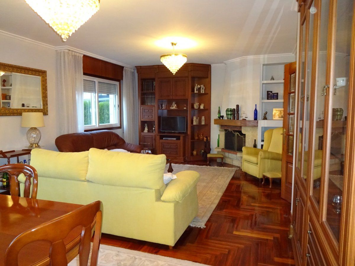 Sala d'estar de Casa o xalet en venda en Vigo  amb Calefacció, Terrassa i Traster