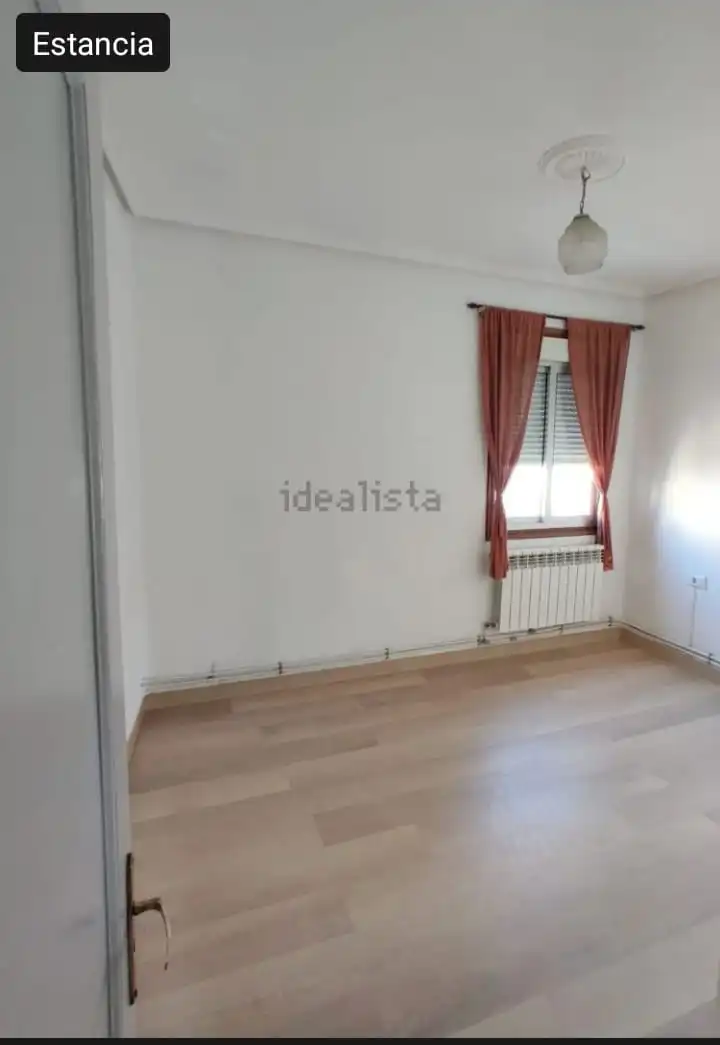 Habitación de Casa o chalet en venta en Ourense Capital  con Calefacción, Jardín privado y Trastero