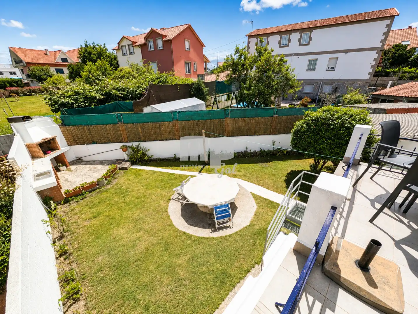Terrassa de Casa o xalet en venda en Cangas  amb Calefacció, Jardí privat i Parquet