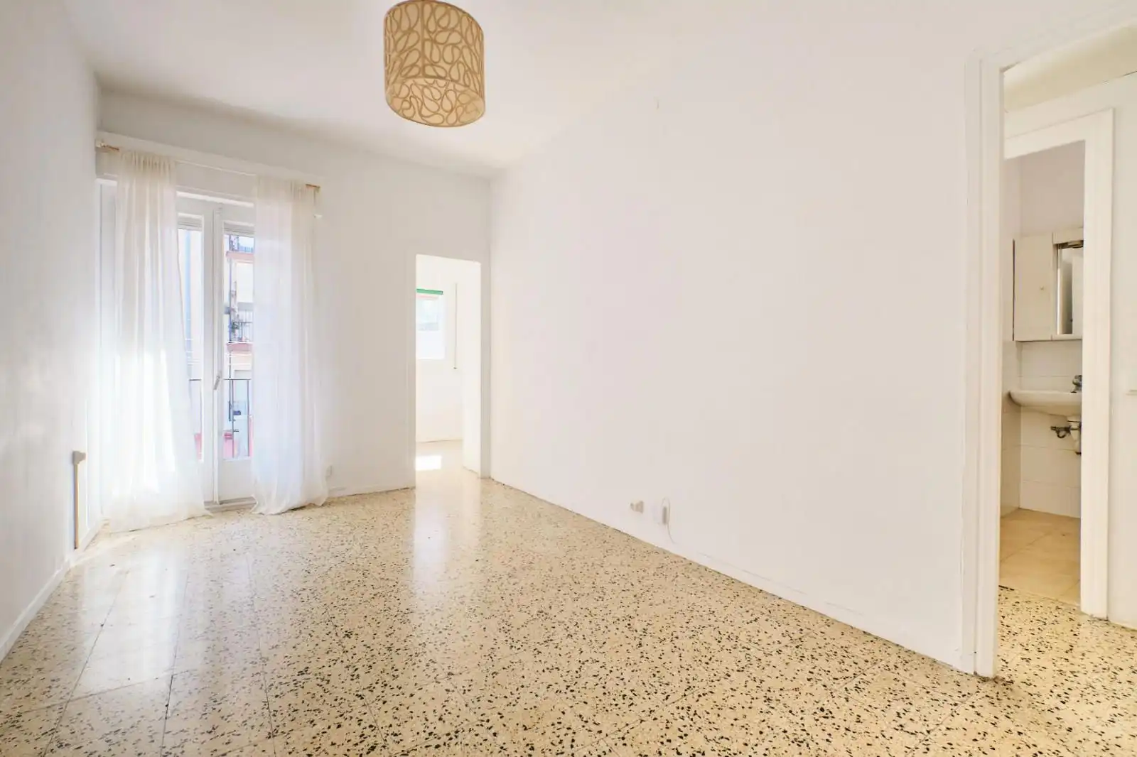 Flat for sale in Barcelona  with Air Conditioner, Washing machine and Microwave