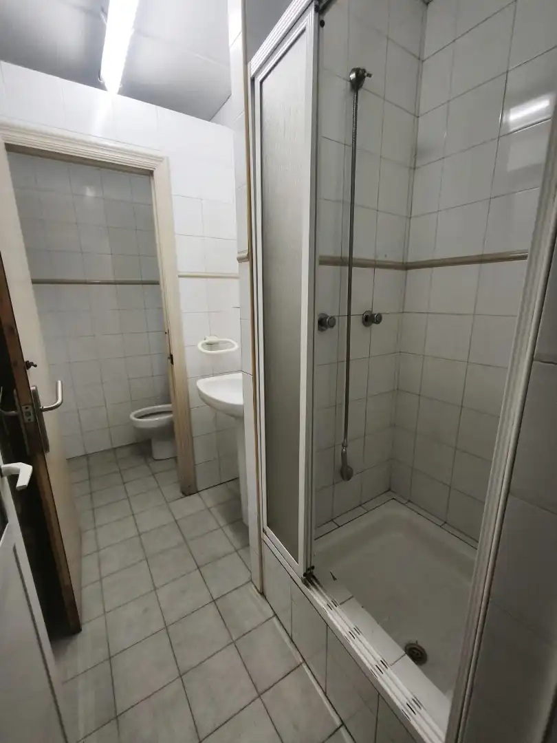 Badezimmer von Fabrikhallen zum Verkauf in Langreo