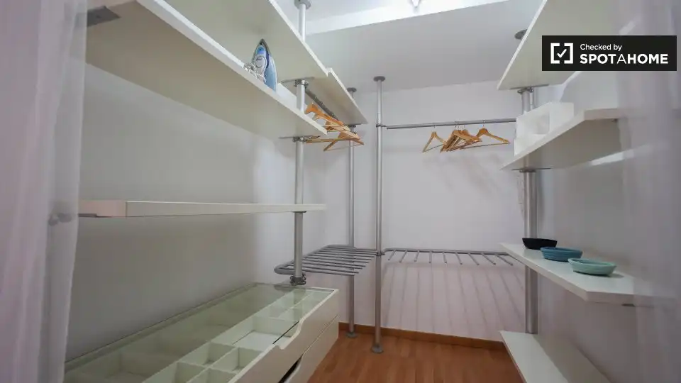 Habitación de Piso de alquiler en Valencia con Aire acondicionado, Calefacción y Amueblado