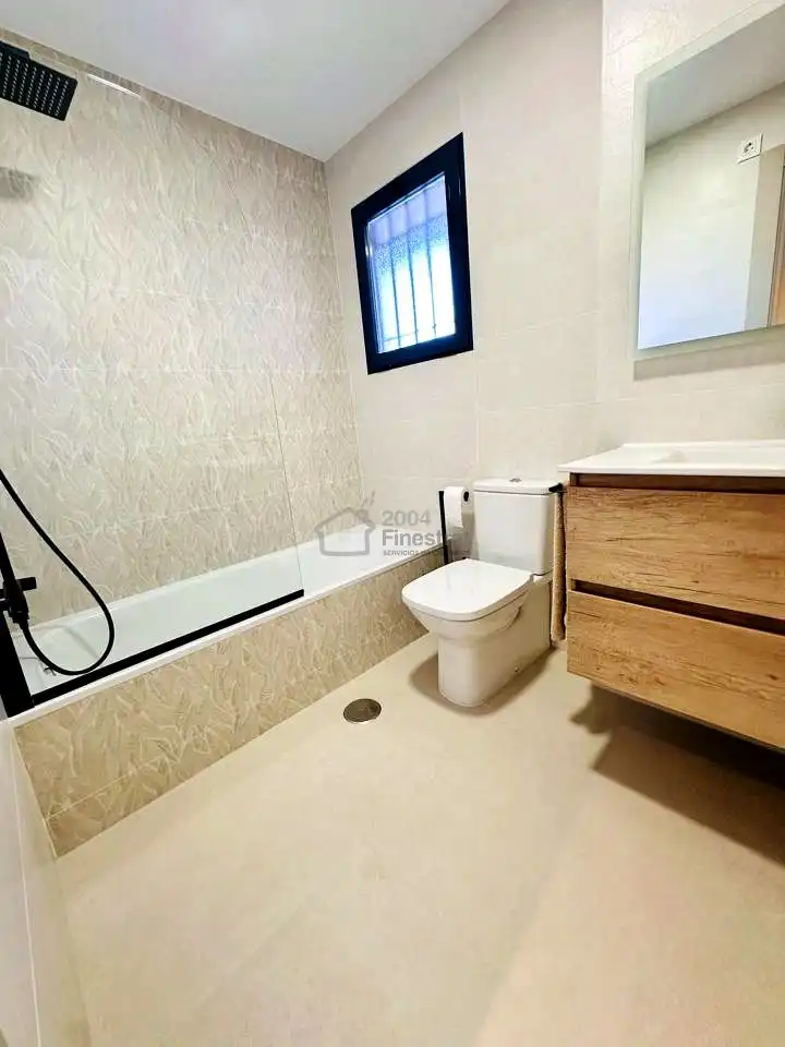 Bathroom of Flat for rent in Benidorm  with Terrace, Furnished and Community pool