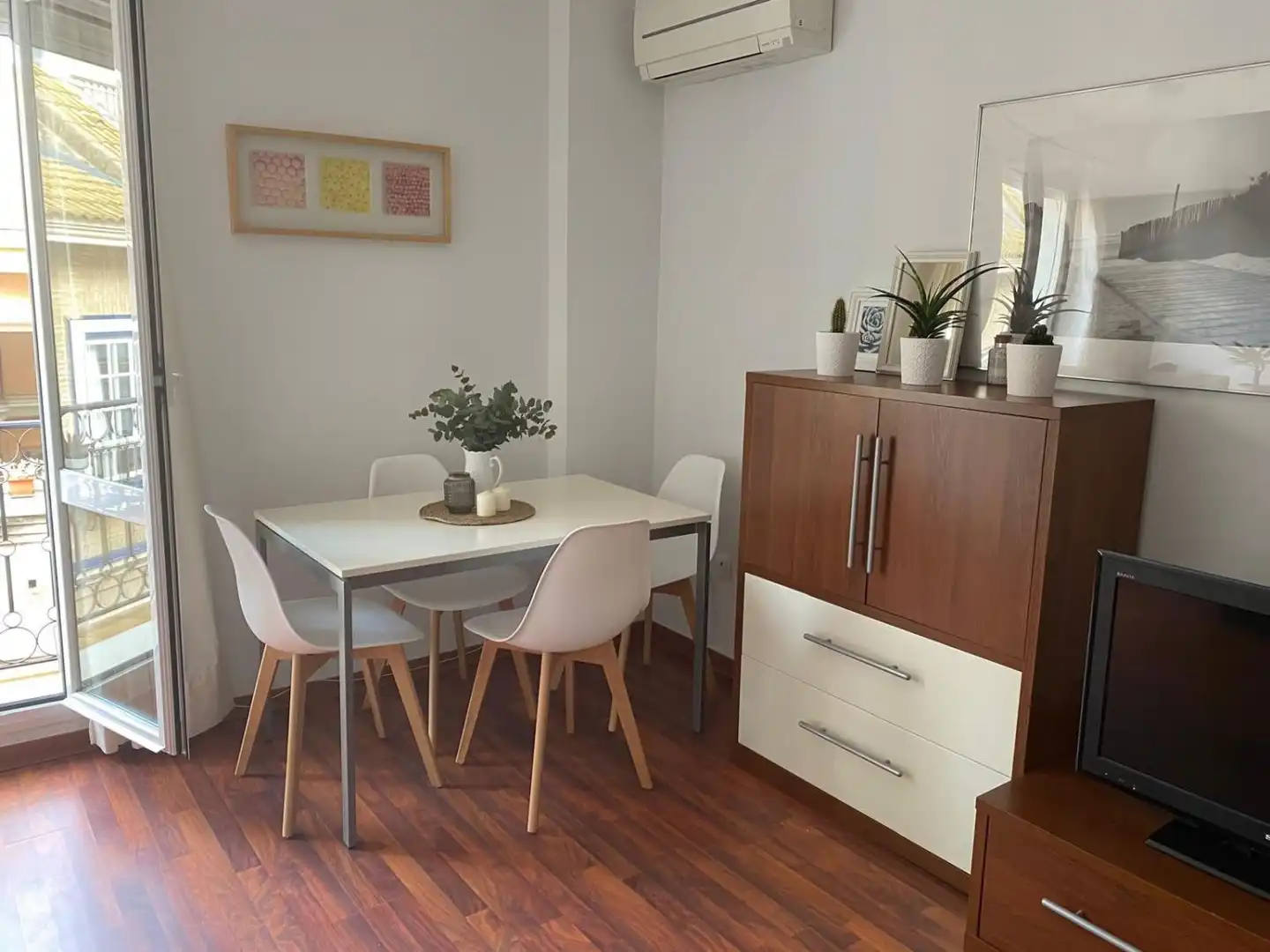 Comedor de Apartamento de alquiler en Huelva con Aire acondicionado, Amueblado y Balcón