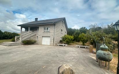 Vista exterior de Casa o xalet en venda en Santiago de Compostela  amb Calefacció, Jardí privat i Parquet