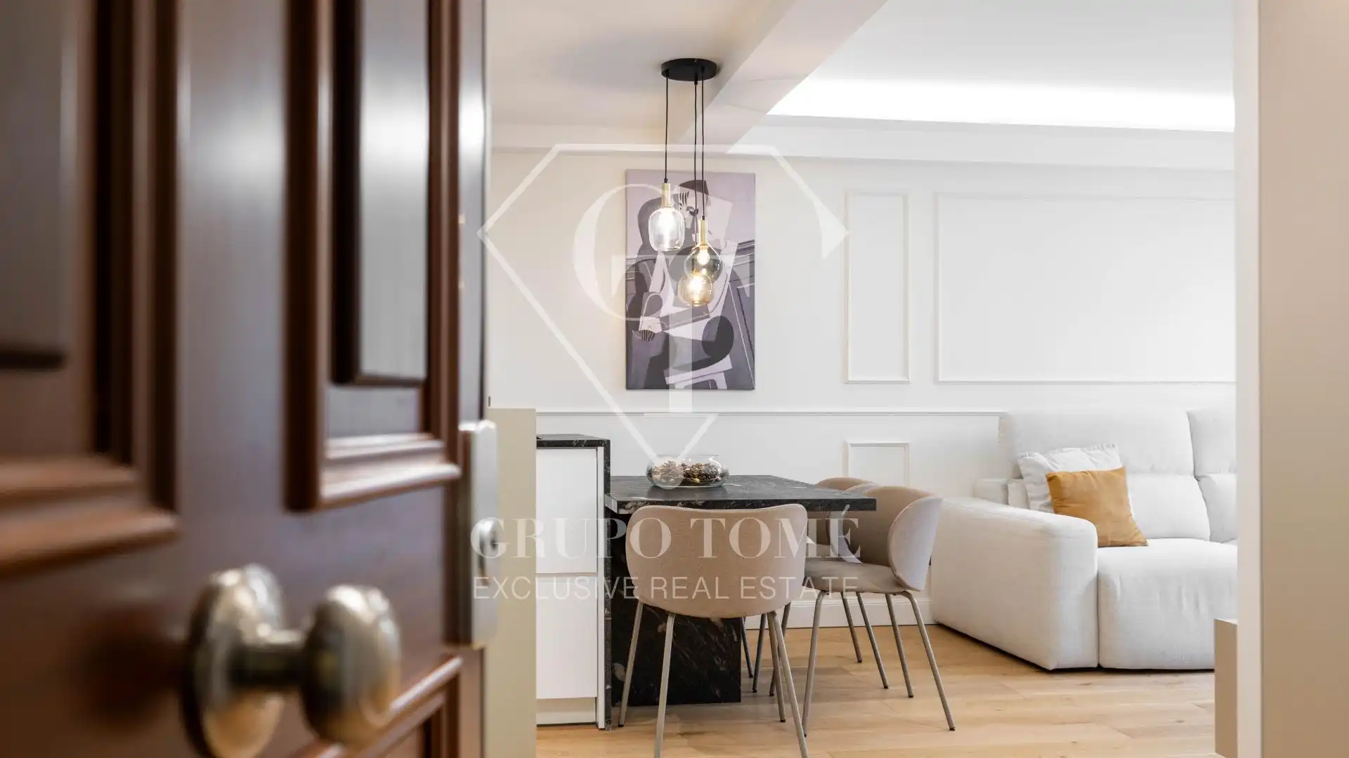 Menjador de Pis en venda en Donostia - San Sebastián  amb Balcó