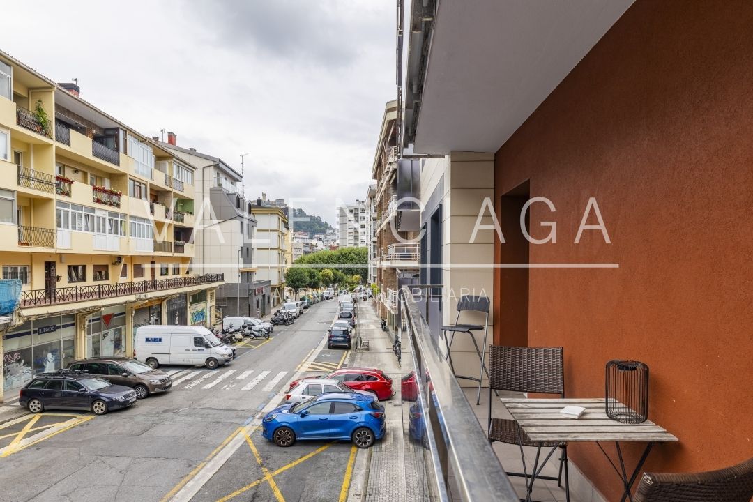 Vista exterior de Pis en venda en Donostia - San Sebastián  amb Calefacció i Balcó