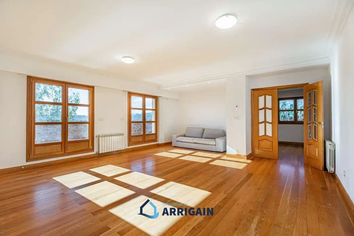 Sala d'estar de Casa adosada en venda en Donostia - San Sebastián  amb Calefacció, Jardí privat i Terrassa