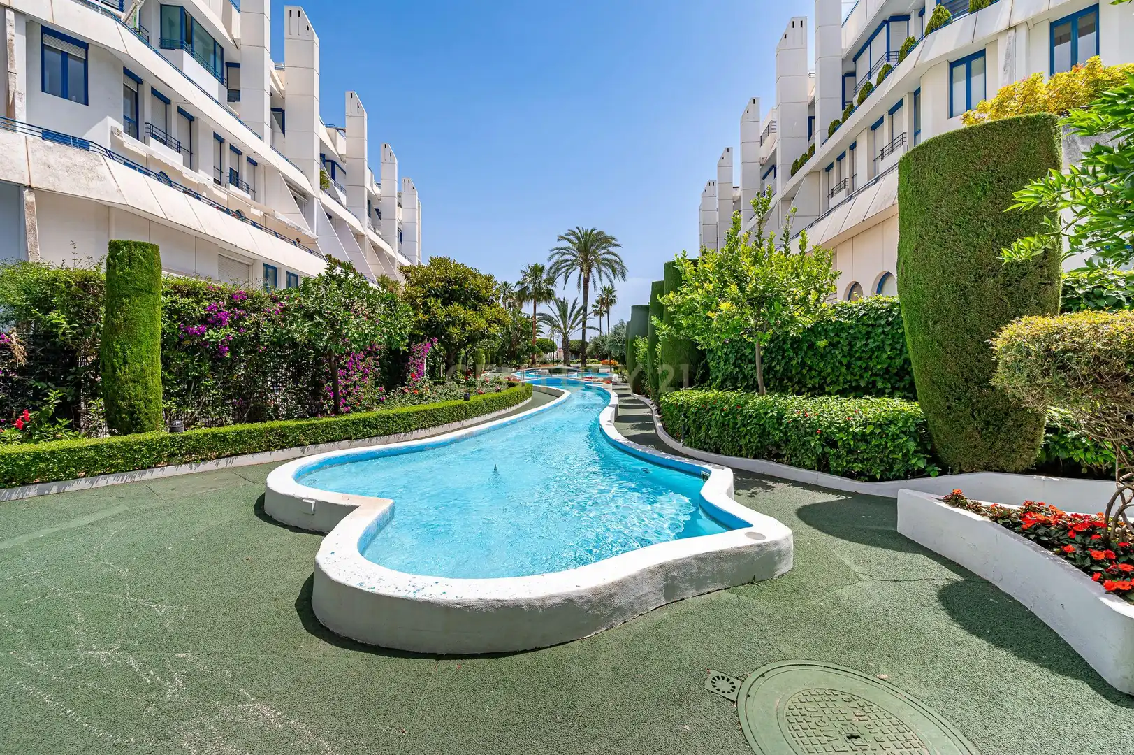 Piscina de Dúplex en venta en Marbella con Aire acondicionado, Jardín privado y Trastero
