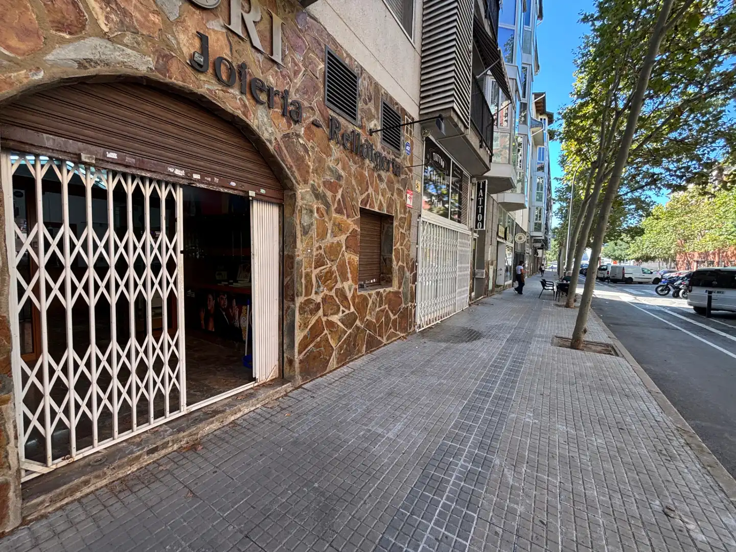 Vista exterior de Local de alquiler en Terrassa con Aire acondicionado, Internet y Alarma
