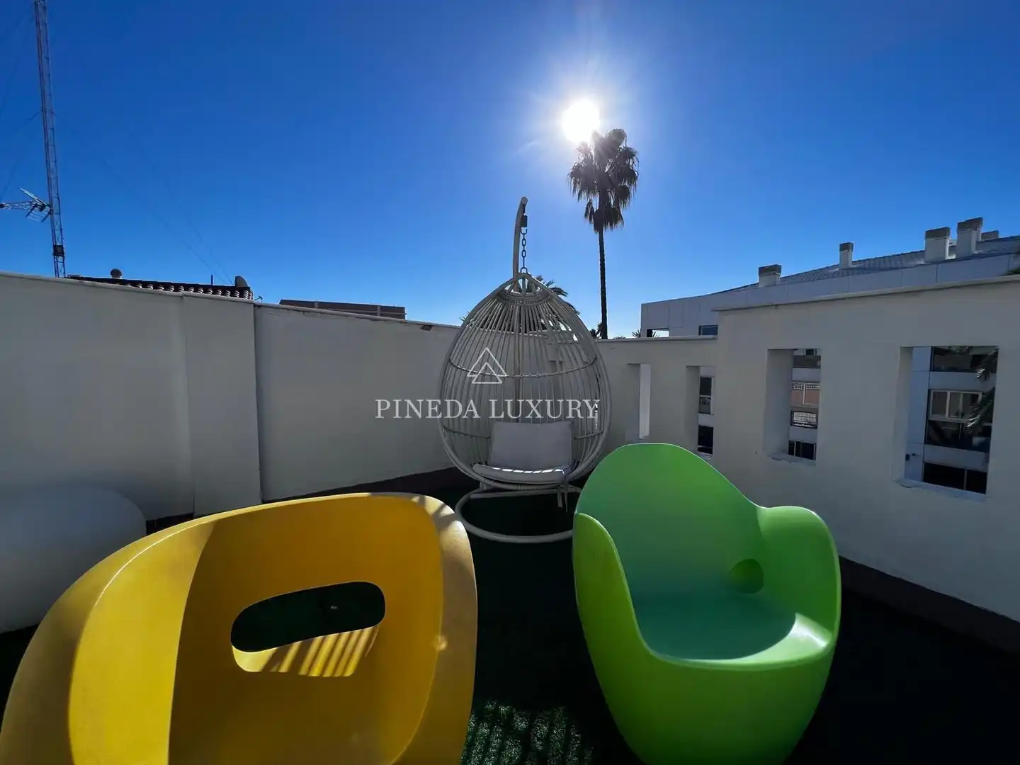 Terrasse von Einfamilien-Reihenhaus zum Verkauf in Valencia mit Terrasse, Schwimmbad und Möbliert