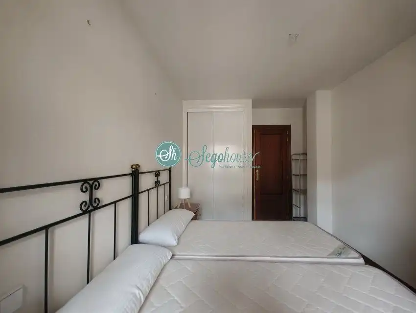 Bedroom of Flat for rent in Segovia  with Heating, Parquet flooring and Terrace