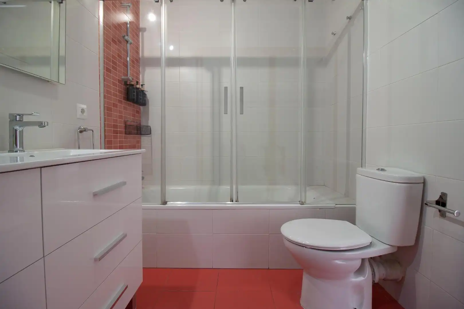 Bathroom of Flat for rent in Sevilla  with Air Conditioner and Heating