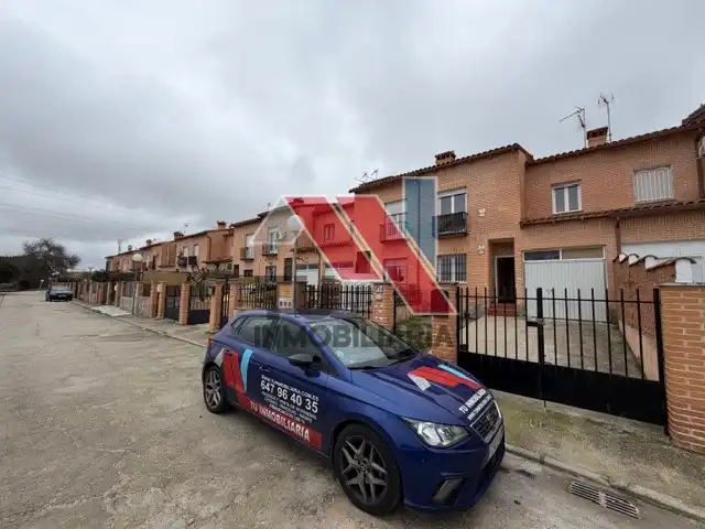 Vista exterior de Casa o xalet en venda en Otero amb Calefacció, Jardí privat i Balcó