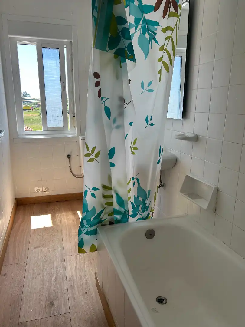 Bathroom of Flat for rent in Santiago de Compostela   with Furnished